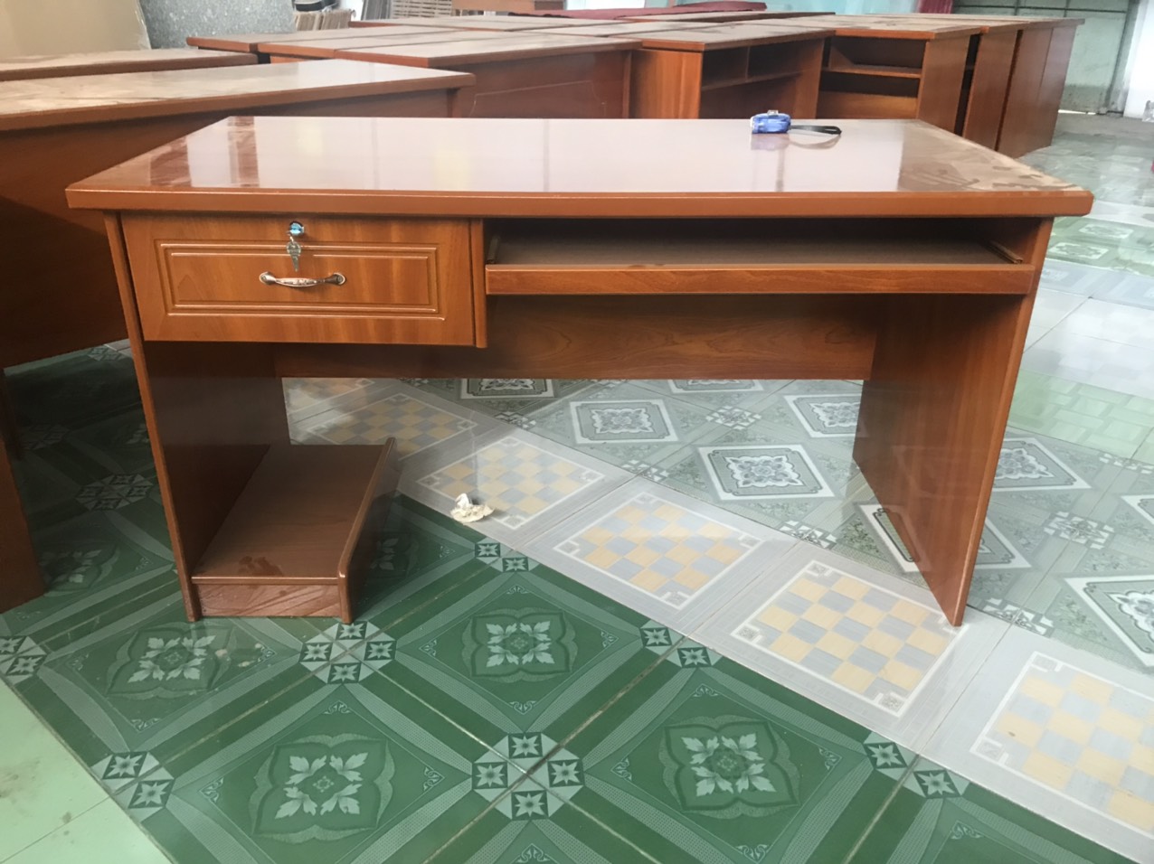 z4133860132126_da63dc0dec81a9f35b1301f4b10f5a69 BÀN MÁY TÍNH GV GỖ - Ảnh 1