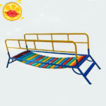 Cầu Thăng Bằng Dao Động Cho Trẻ Mầm Non Có Tay Vịn